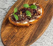 Брускетта с говядиной, творожным кремом и вишневым луком