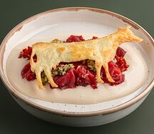 Карпаччо из говядины, соус из тунца, сырный чипс