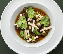 Долма из баранины с грибным бульоном, соусом халапеньо и шампиньонами 