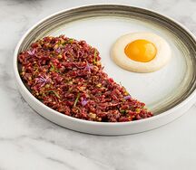 Тартар из говяжьей вырезки, сырный мусс, желток