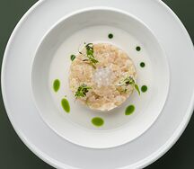 Севиче из гребешка с кокосовым молоком и цитрусовой тапиокой 