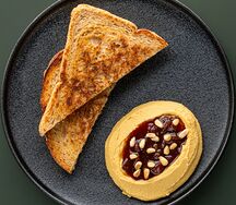 Паштет из перепелки, джем из фиников, кедровый орех, злаковый хлеб