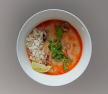 Суп Том ям с креветками и курицей