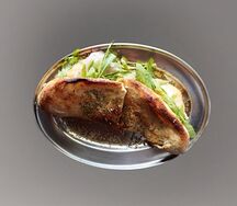 Сэндвич со свиным окороком и рукколой