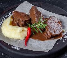 Телячьи щеки, томленные с овощами