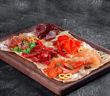 Ассорти мясных деликатесов