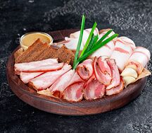 Ассорти соленого и копченого сала