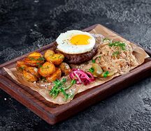 Бифштекс с яйцом