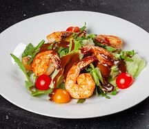 Микс-салат с тигровыми креветками