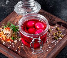 Яйца маринованные в свекольном маринаде