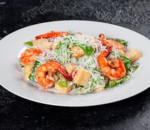 Салат имени Цезаря с креветками