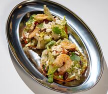 Тостадос с овощами, креветками и брынзой