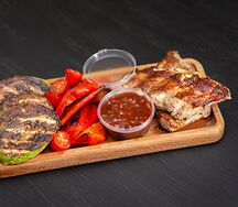 Свиные ребра с овощами на гриле