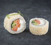 Копченый лосось в кунжуте