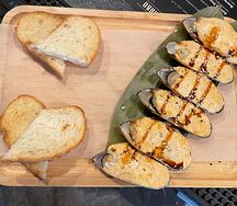 Мидии-киви запечённые с гренками из чиабатта