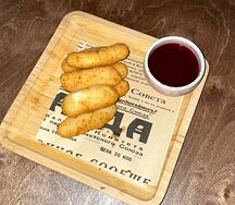 Сырные палочки с брусничным соусом