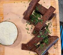 Гренки чесночные с белым соусом