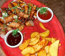 Ассорти колбасок с картофельными дольками