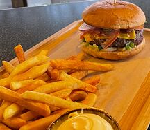 Бургер с говяжьей котлетой 