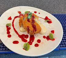 Жареный сыр камамбер с брусничным соусом