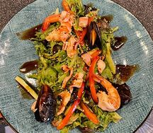 Теплый салат с морепродуктами