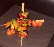 Шашлычки куриные на шпажке с овощами 