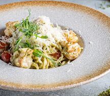 Спагетти с креветкой под соусом песто