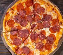 Пицца с пеперони и чоризо