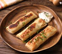 Блины с мясом и сметаной