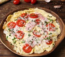 Омлет с ветчиной, сыром и помидорами