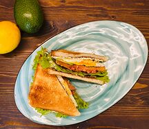 Сэндвич с лососем и авокадо