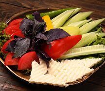 Овощная нарезка с соленым сыром Чанах