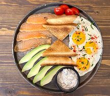 Яичница с лососем и авокадо