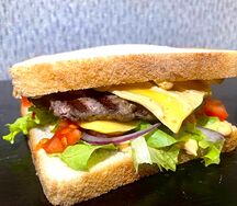 Сэндвич гриль с говяжьей котлетой