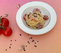 Паста с креветками и помидором черри