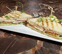 Сэндвич с индейкой и сыром чеддер