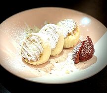 Сырники со сметаной, сгущенкой, джемом