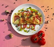 Омлет с помидором и сыром