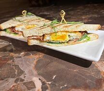 Сэндвич с беконом и яйцом