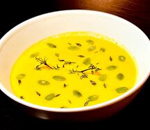 Тыквенный суп-пюре с тыквенными семечками и тимьяном