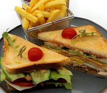 Клаб-сэндвич с курицей, картофелем фри и кетчупом