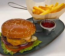 Бургер с говядиной, картофелем фри и кетчупом