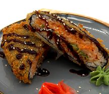 Онигири с лососем