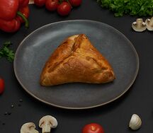 Пирожок с яйцом и зелёным луком печёный