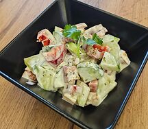 Салат с овощами и сметаной