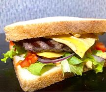 Сэндвич с говяжьей котлетой острый