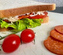 Сэндвич с пепперони и сыром 