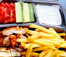 Гирос на тарелке с курицей