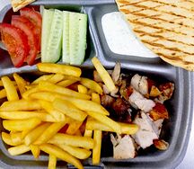 Гирос на тарелке со свининой