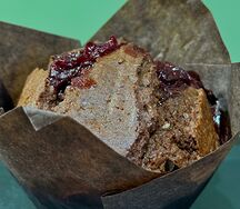 Кекс шоколадный с вишней